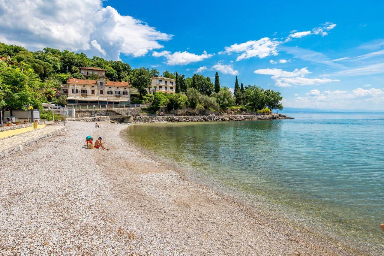 Seafront Apartment Voyo Ika Eksteriør bilde